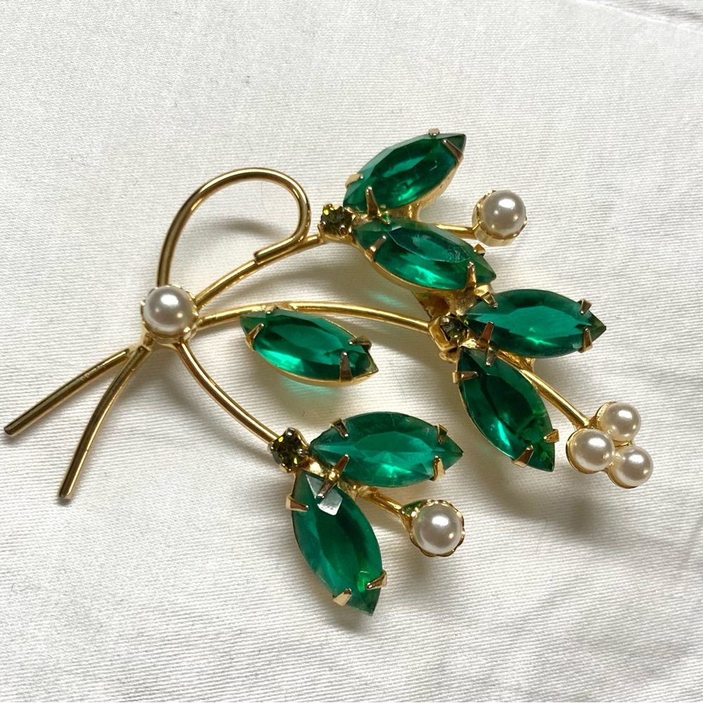 Vintage Emerald Green rhinestone Pearl floral spray brooch gold tone 2.5"
